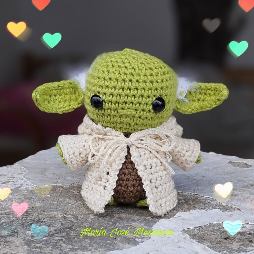 Yoda en amigurumi tejido a mano con túnica de crochet